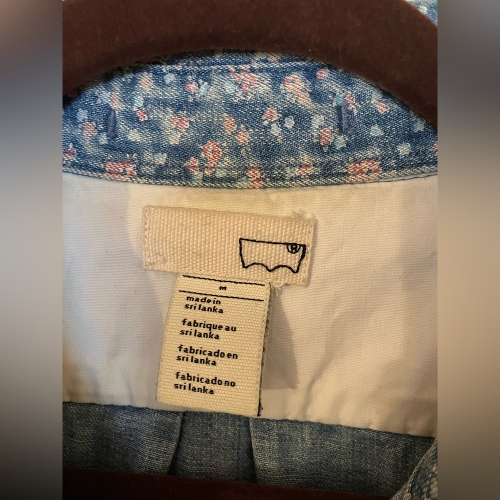 Levi’s denim floral chambray button up size medium - Picture 4 of 12